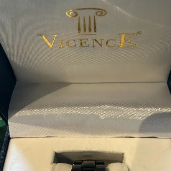 Vicence ladies watch with a 14K white gold bezel